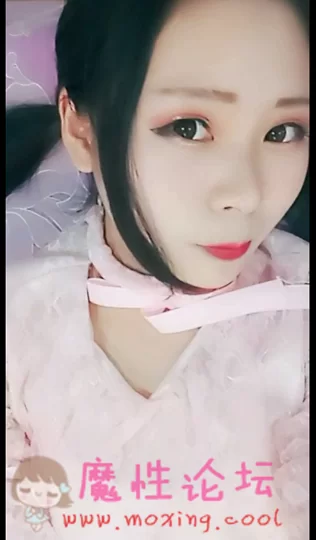 美女主播小仙女直播拿梳子玩.mkv_20190208_111925.578.png